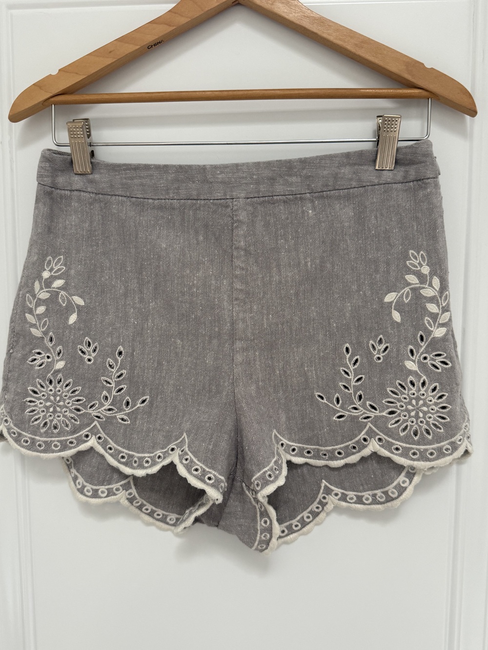 Free People Embroidered Linen Blend Shorts Size 8 Gray Boho Eyelet Scalloped Hem